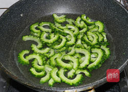 咸蛋山苦瓜的做法图解1