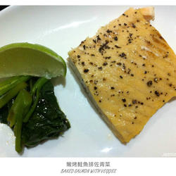 嫩烤鲑鱼排佐青菜的做法[图]