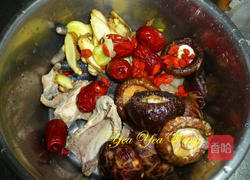 蜜枣花菇鸡汤的做法图解2