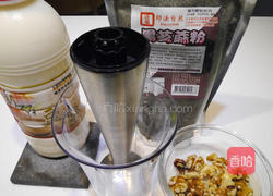 黑芝麻核桃豆浆的做法图解1