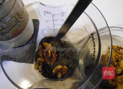 黑芝麻核桃豆浆的做法图解2