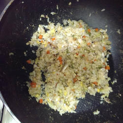 蔬菜鱼鱼炒饭的做法[图]