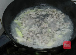皮蛋瘦肉粥的做法图解3