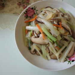 西芹炒鲜菇的做法[图]