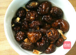 香菇鸡炊饭的做法图解2