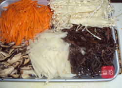 金针菇腐皮卷的做法图解1