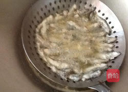 椒盐小溪鱼的做法图解7