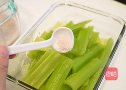 凉拌西洋芹的做法图解3