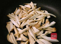 蒜辣芦笋炒菇条的做法图解2