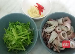 芹菜姜丝炒墨鱼的做法图解1