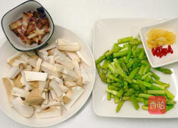 蒜辣芦笋炒菇条的做法图解1