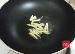 芹菜姜丝炒墨鱼的做法图解2