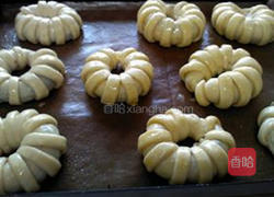 红豆牛奶花型面包的做法图解12