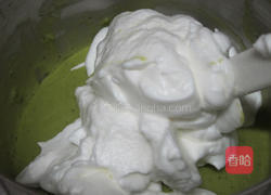 抹茶苹果戚风蛋糕的做法图解3