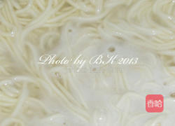 蒜苗鸭赏炒面的做法图解1