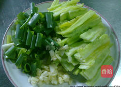 咸蛋炒苦瓜的做法图解1