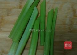 花椒油凉拌西芹虾仁的做法图解1