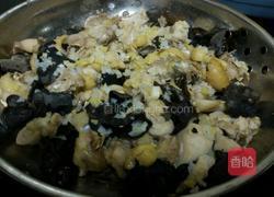 木耳蒸鸡的做法图解3