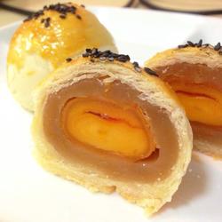莲蓉蛋黄酥的做法[图]