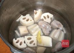 莲藕炆排骨的做法图解2