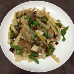 酸笋炒腊肉的做法[图]