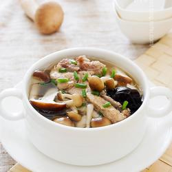 菌菇嵴骨汤的做法[图]