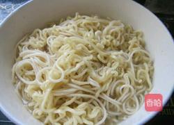 香辣什锦炒方便面的做法图解2