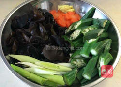 秋葵炒木耳的做法图解1