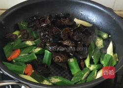 秋葵炒木耳的做法图解4