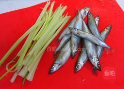 芹菜清炒柳叶鱼的做法图解1