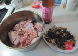 何首乌炖鸡的做法图解1