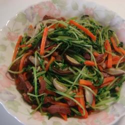豌豆苗炒燻鸭的做法[图]