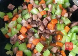 蔬菜丁酱油炒饭。的做法图解7