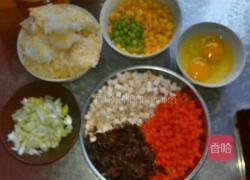 五彩蛋炒饭的做法图解1