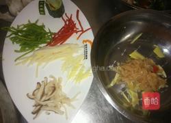 五彩鸡丝的做法图解2