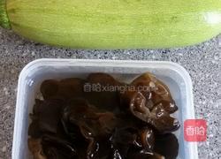 木耳西葫芦。的做法图解1