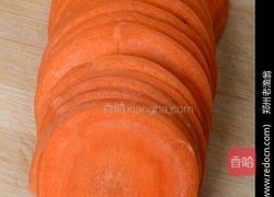 胡萝卜玫瑰花卷的做法图解2