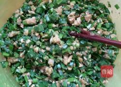 韭菜海鲜包子。的做法图解4