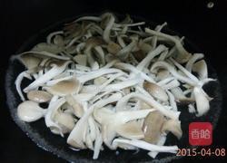 平菇炒肉的做法图解2