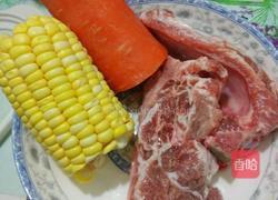 玉米胡萝卜排骨汤的做法图解1