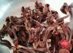 東北蘑菇豬肉燉粉條的做法圖解1