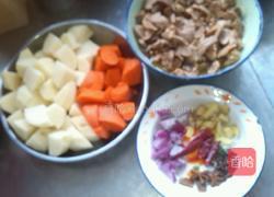 土豆胡萝卜烧肉的做法图解1