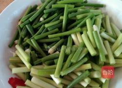 肉丝炒蒜台的做法图解1