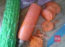 胡萝卜瘦肉酿苦瓜的做法图解1