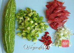腊肠苦瓜炒米饭的做法图解2