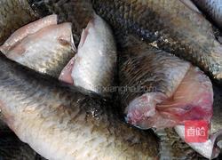 焖酥鲫鱼的做法图解1