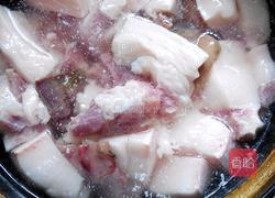 五花肉鱼煲的做法图解2