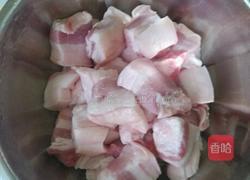 五花肉煲补药的做法图解1