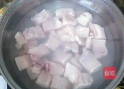 五花肉煲补药的做法图解2