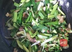腊肉炒辣椒蒜苗 的做法图解5